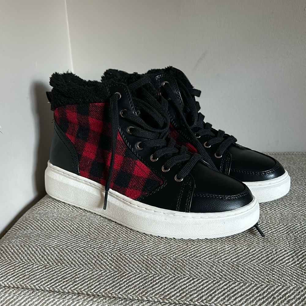 Marc Fisher MFFELLOW-M Red Black Buffalo Plaid Faux Fur High Top Sneakers 8.5M